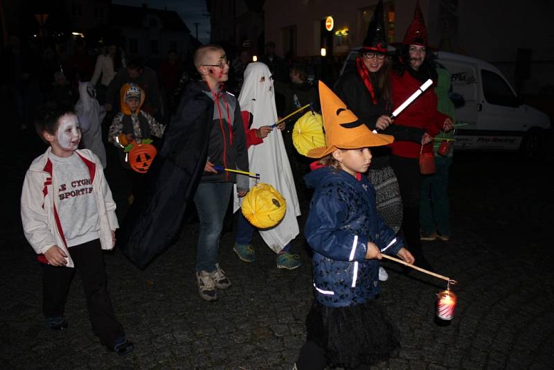 Halloweenský lampionový průvod v Miroticích.