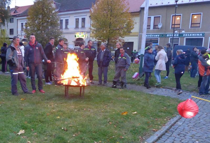 Halloweenský průvod v Mirovicích.