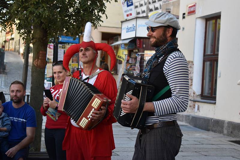 Průvod zahájil Neobyčejný festival loutkových divadel.