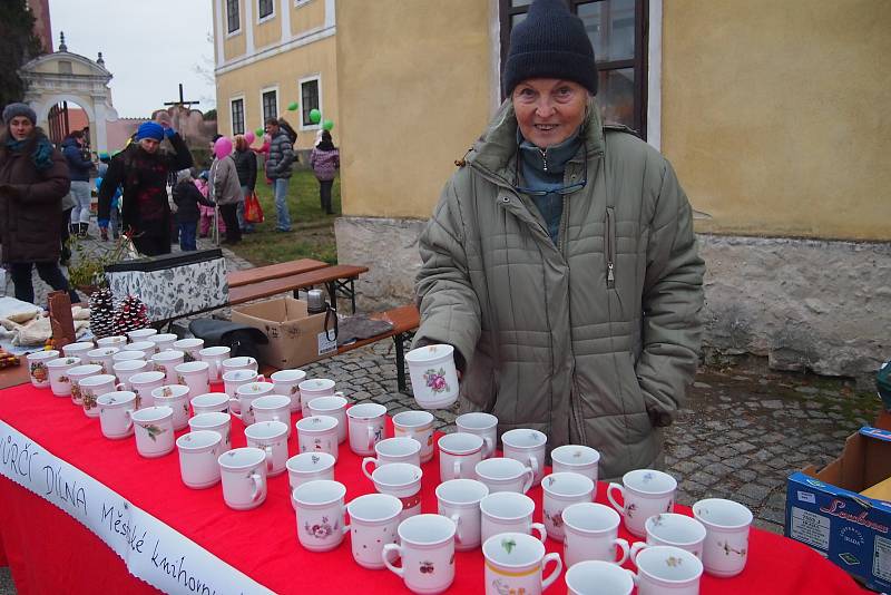 První adventní jarmark v Orlíku nad Vltavou.