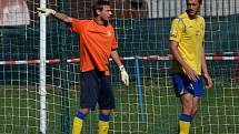 PÍSEK B V DERBY PORAZIL DOMÁCÍ ČIMELICE 5:1. Brankář Jan Satrapa sezonu začal v Čimelicích, nyní se tam ale vrátil už v dresu mateřského Písku. Na snímku vpravo je Luděk Zborník.