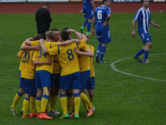 PÍSEK PROHRÁL V DOMAŽLICÍCH 1:2. Hráči Písku se radují ze vstřelené branky.