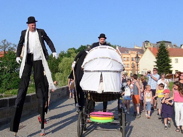 Divadlo Kvelb zahajovalo svým pouličním divadlem loňský ročník festivalu Šrámkův Písek.