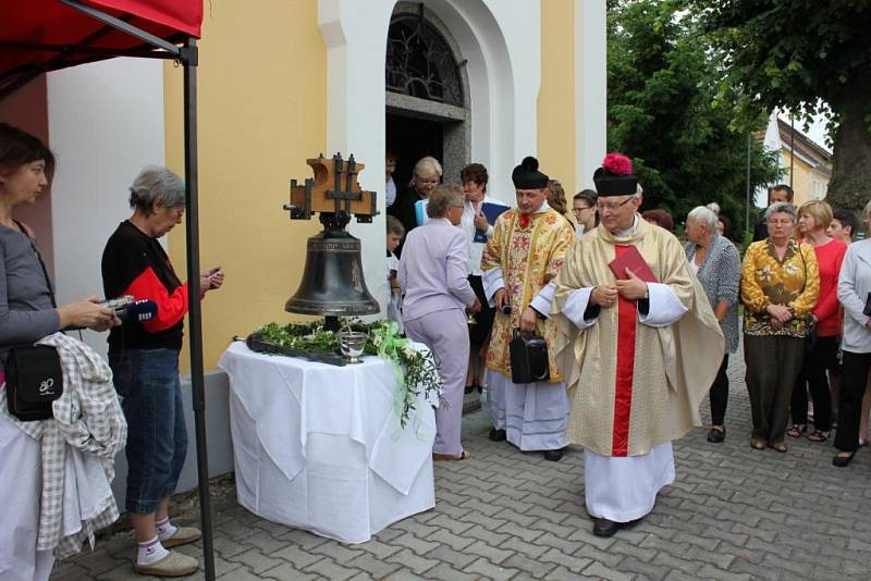 Kaple dostala nový zvon a historický zaujal místo na hradě Zvíkov.