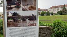 Výstava fotografií na promenádě v písecké Čechově ulici.