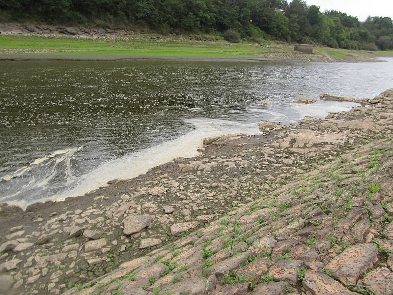 Upuštěná Orlická přehrada odhalila poklady běžně ukryté pod hladinou i kolem Albrechtic nad Vltavou na Písecku