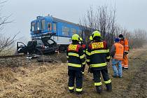 Srážka vlaku s osobním autem u obce Branice.