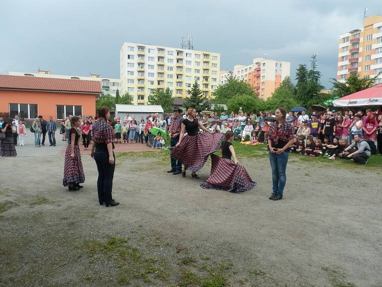 Taneční show po širým nebem. 