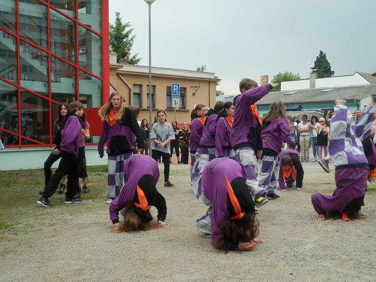 Taneční show po širým nebem. 