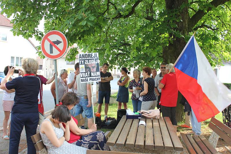 Demonstrace proti Babišovi v Kovářově.