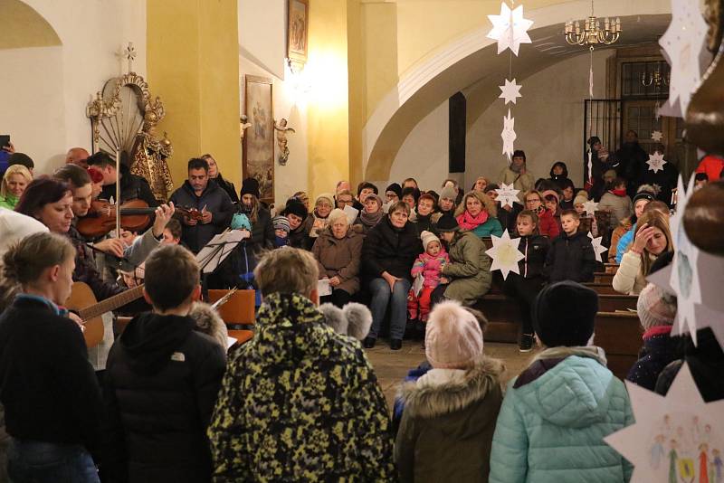 Česko zpívá koledy 2019 ve Lhenicích.