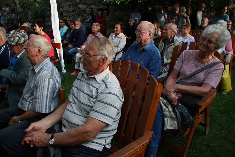 V prachatickém hospicovém parku zahrála dechová kapela Babouci.