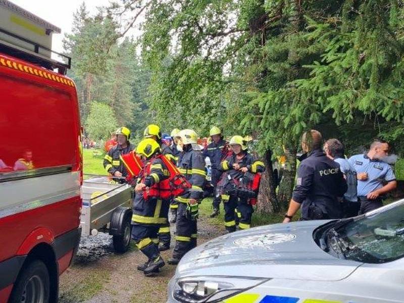 Hasiči a policisté zachraňovali šest vodáků z Vltavy.