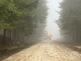 Počasí pod psa, kterému vládla hustá mlha, panovalo ve středu pod Libínem. Opravě silnice na Sedýlko to ale nebránilo. Cesta je hotová a turisté zase mohou dojet až na parkoviště.