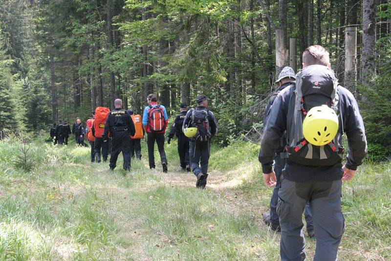 Oblast Národního parku Šumava od Nového Údolí přes Vltavskou cestu k Nové Peci až po Plešné jezero se ve čtbrtek stala místem pátrání po dvanácti ztracených účastnících nelegálního závodu. Naštěstí se jednalo o součinnostní cvičení záchranných složek.