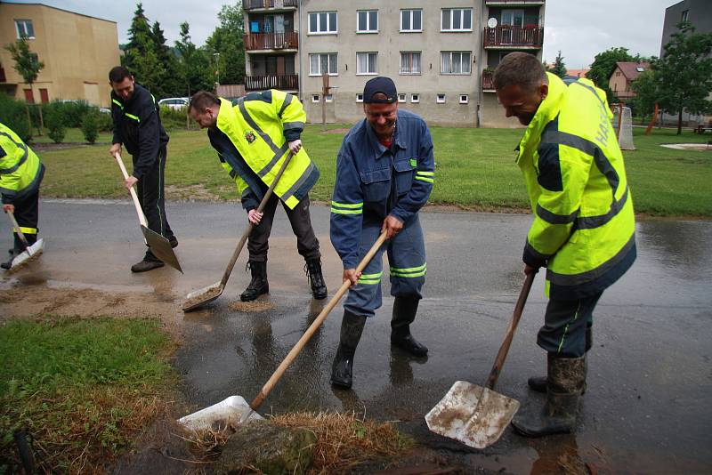 Tři domy, ve kterých počítají majitelé škody,  vytopené sklepy, podmáčené trávníky a nepořádek. To všechno za sebou nechala voda, která protekla obcí Chlumany na Prachaticku v sobotu 22. června.