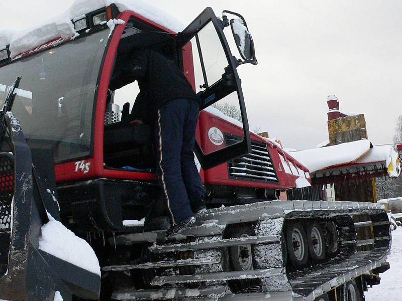 Transport rolby na svah na Libínském Sedle.