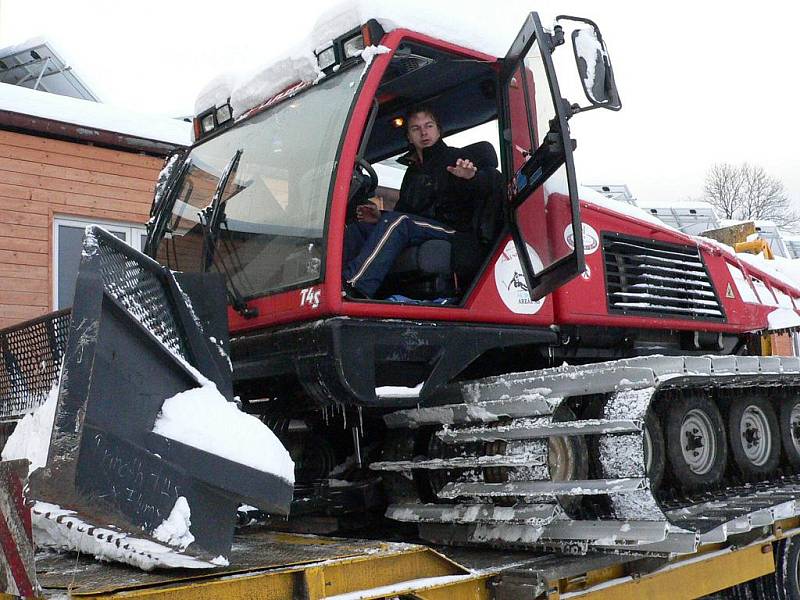 Transport rolby na svah na Libínském Sedle.