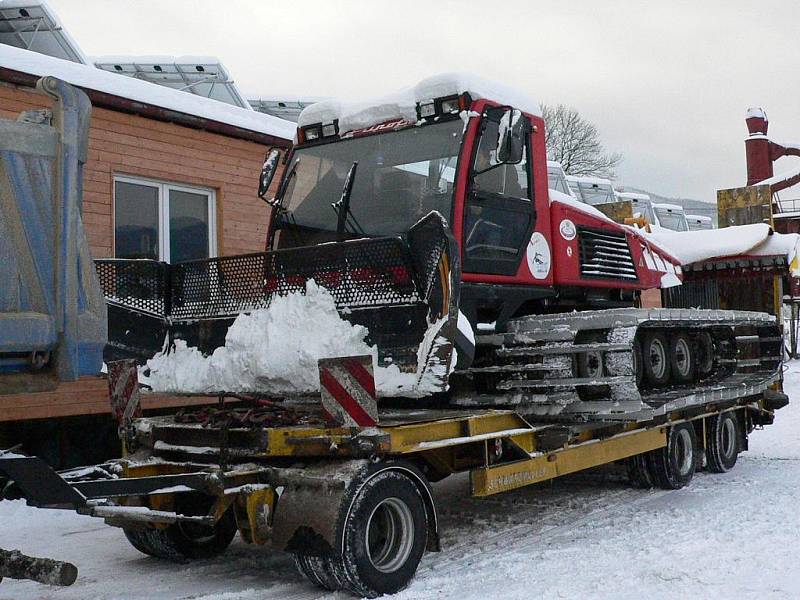 Transport rolby na svah na Libínském Sedle.