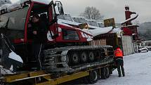 Transport rolby na svah na Libínském Sedle.