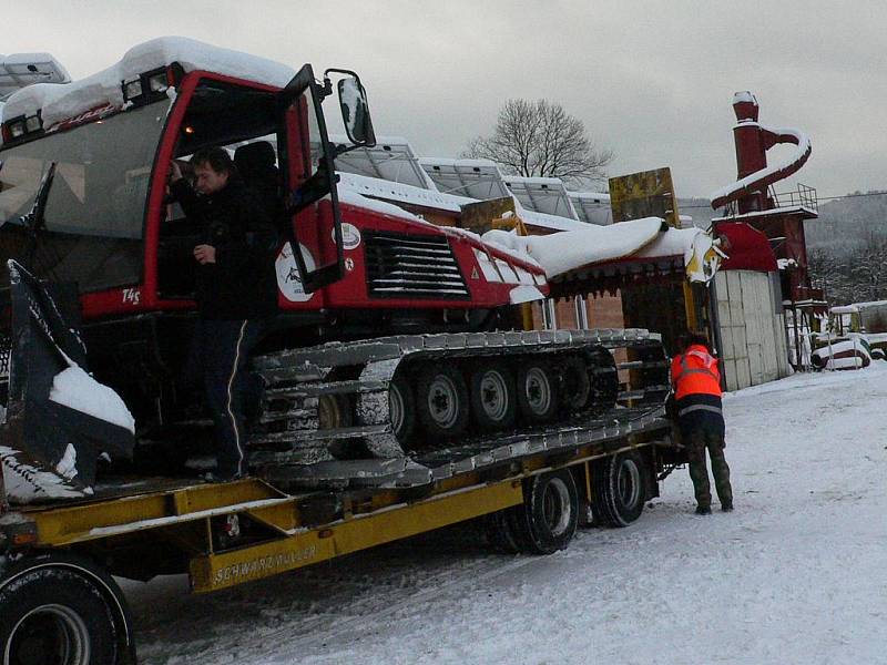 Transport rolby na svah na Libínském Sedle.