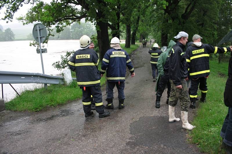 Hráz Dubského rybníka museli kontrolovat dobrovolní hasiči.