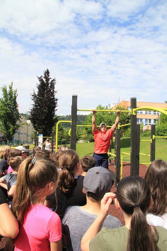 U Národky je nové workoutové hřiště. Radost z něj mají hlavně děti.