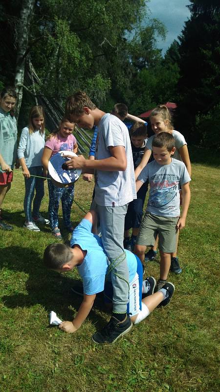 Rychlé šípy jsou motivem letošního letního tábora na břehu Lipna, který pořádá ZŠ Vodňanská.