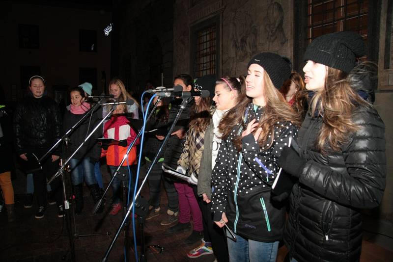 Česko zpívalo koledy i na Velkém náměstí v Prachaticích.