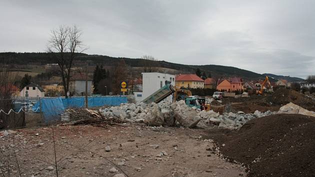 Demolice areálu bývalého závodu Madety v Prachaticích se protáhne.