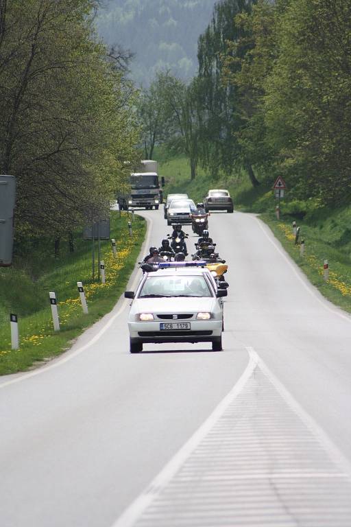 Od hraničního přechodu ve Strážném doprovázeli skupinku motorkářů, mezi nimiž byli i dva členové Nočních vlků, policisté. kolona právě přijíždí k čerpací stanici ve Vitějovicích.