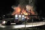 Noční požár objektu v těsné blízkosti čerpací stanice v Prachaticích zaměstnal hned několik jednotek hasičů. 