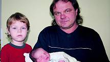 Marek Bukovský ze Lhenic se narodil v prachatické porodnici v pátek 11. listopadu v 09.45 hodin. Vážil 4,30 kilogramu a měřil 53 centimetrů. Na snímku je s tatínkem Janem a čtyřletým bráškou Tomáškem.