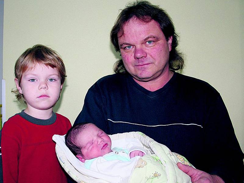 Marek Bukovský ze Lhenic se narodil v prachatické porodnici v pátek 11. listopadu v 09.45 hodin. Vážil 4,30 kilogramu a měřil 53 centimetrů. Na snímku je s tatínkem Janem a čtyřletým bráškou Tomáškem.