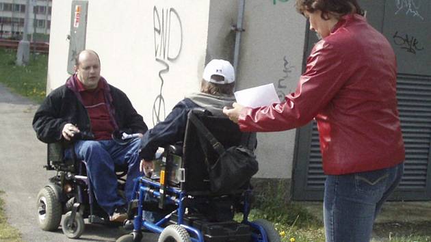 Zastupitel Milan Bolek a Adámek Pošta s maminkou pomáhají vytipovávat místa, kde je třeba odstranit bariéry.