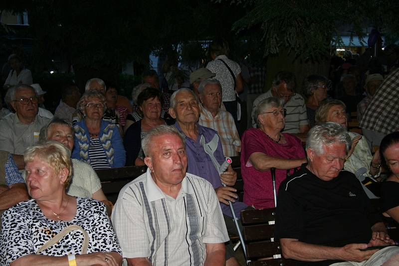 Doubravanku si nenechaly ujít desítky návštěvníků prachatického Štěpánčina parku. I sem se přesunuly Slavnosti solné Zlaté stezky a Štěpánčin park tradičně patřil dechovce.