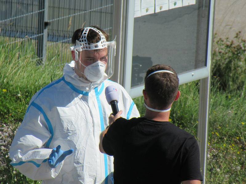 Každou hodinu během středečního dopoledne postoupilo odebrání vzorků z nosohltanu asi 25 zaměstnanců firmy InTiCa Systems Prachatice, vše se uskutečnilo v klidu, odpoledne přijdou na řadu jednotlivci.