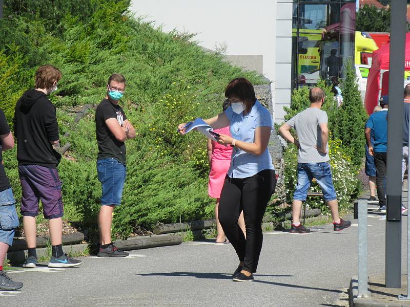 Každou hodinu během středečního dopoledne postoupilo odebrání vzorků z nosohltanu asi 25 zaměstnanců firmy InTiCa Systems Prachatice, vše se uskutečnilo v klidu, odpoledne přijdou na řadu jednotlivci.