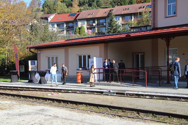 Otevření opravené výpravní budovy na vlakovém nádraží ve Vimperku.