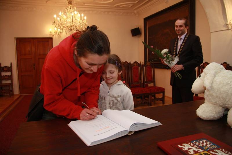 Poslední a současně první. Samostatně přivítal v úterý starosta Prachatic Martin Malý vůbec prvního letošního občánka Prachatic, jímž je Šarlota Thonová.