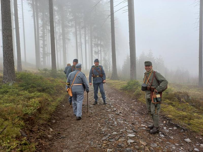 Členové spolku Jednadevadesátníci uctili na akci Military Death March památku žen, které zemřely při pochodu smrti.