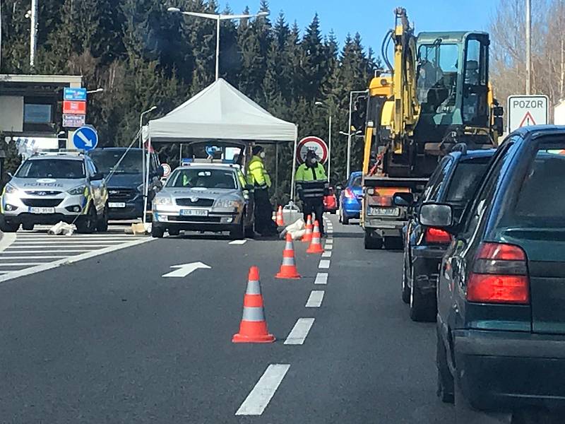 Mnohakilometrová kolona a dlouhé čekání se tvoří na hraničním přechodu s Bavorskem ve Strážném na Prachaticku. Policisté kontrolují řidičům teplotu a rozdávají letáky ke koronaviru. Od soboty do Německa projedou jen pendleři s potvrzením.