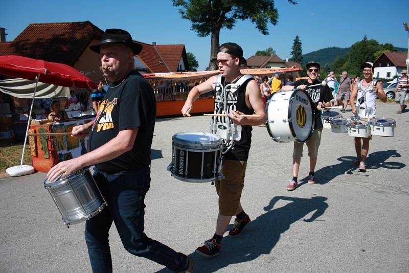 Dámy a pánové pozor, nastupuje Marimba, bubenická šou.