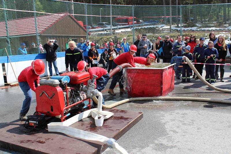 Požární útok byl vinou počasí jednou disciplínou Memoriálu Pavla Bače v Žernovicích.