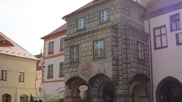 Bozkovského dům v centru Prachatic na rohu velkého náměstí nese název po nejznámějším majiteli.