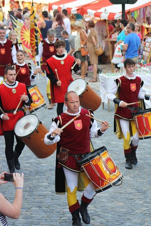 Slavnosti Zlaté stezky v Prachaticích zahájil v pátek v 17 hodin slavnostní průvod a historická ceremonie věnovaná zasedání městské rady nad návrhem nové prachatické kašny.