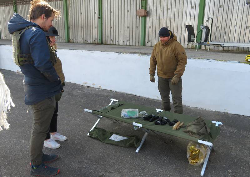 Výcvikově-vzdělávací centrum Elite Training Center Lhenice pod vedením poručíka Jaroslava Duchoně připravuje kurzy bojové medicíny pro ukrajinské občany zdarma. Jeden z nich se uskutečnil v neděli 20. března.