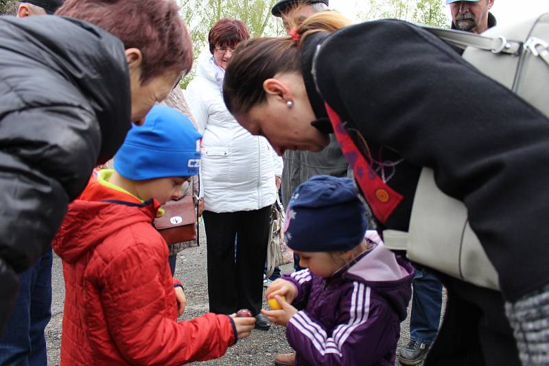 Prachatičtí vyrazili i tentokrát na velikonoční pondělí pekat vejce.