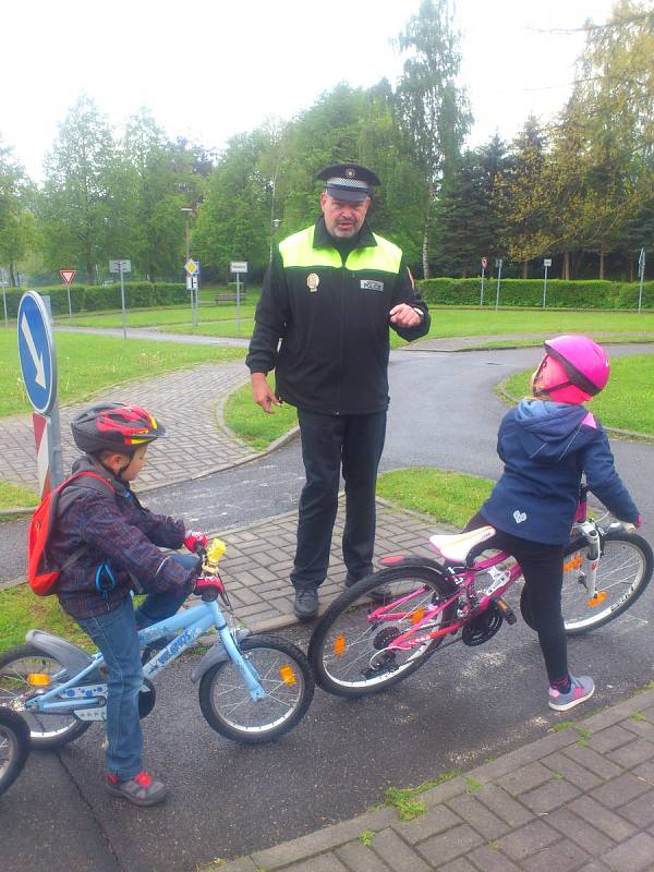 Děti z Vodňanky cvičily jízdu na kole.