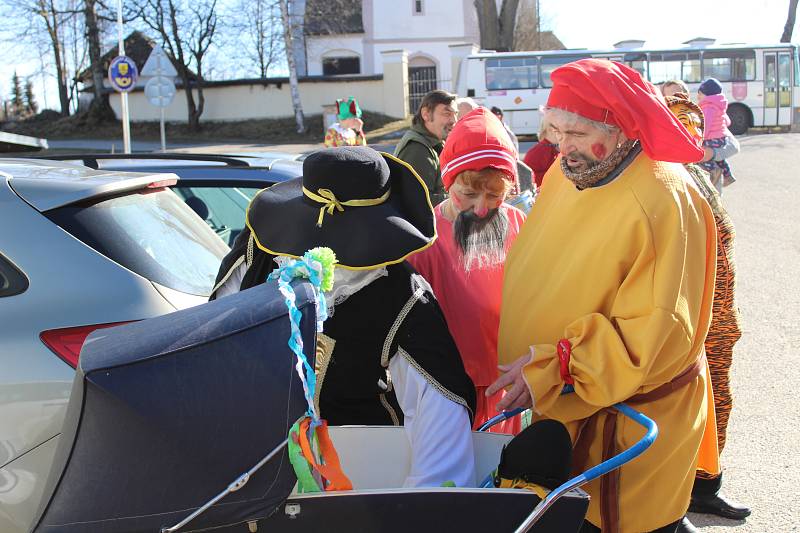 Nádherné, slunečné počasí provázelo maškary ve Zbytinách. Ty převzaly na jeden den vládu nad obcí a vyrazily autobusem do okolních osad.